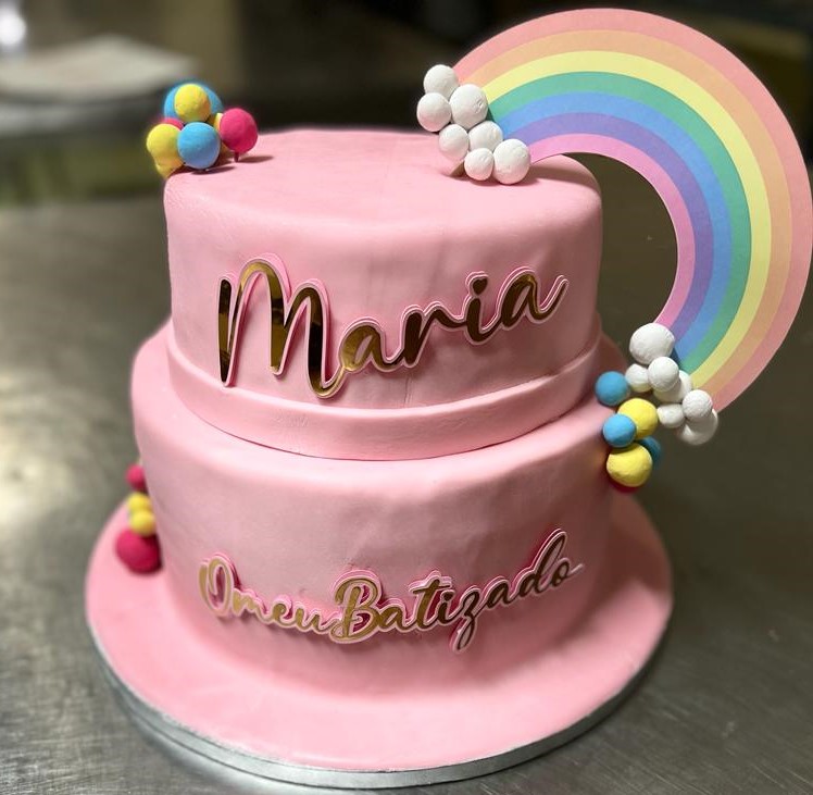 bolo de batizado para menina decorado com arco-íris