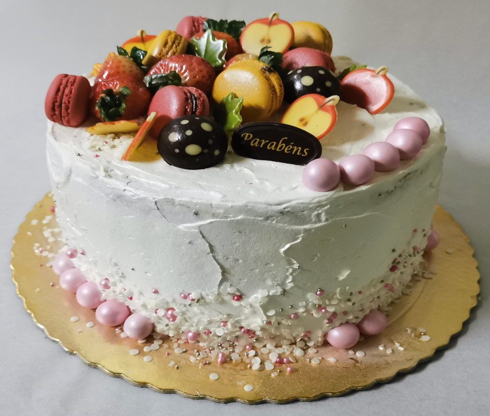 bolo de aniversário simples decorado com macarons e morangos