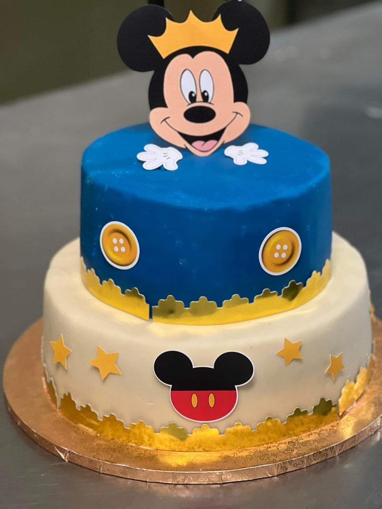 bolo de aniversário coberto pasta de açúcar com o tema do Mickey