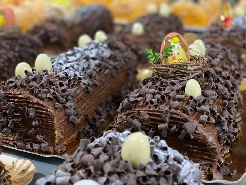torta de chocolate com raspas de chocolate enfeitado com ovos e pintainhos