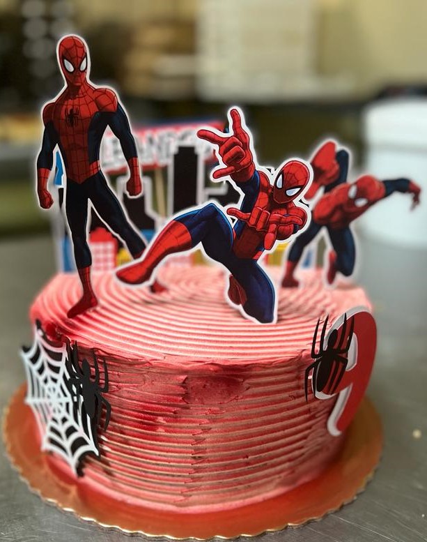 bolo de aniversário de cor vermelha para criança com o tema do homem aranha